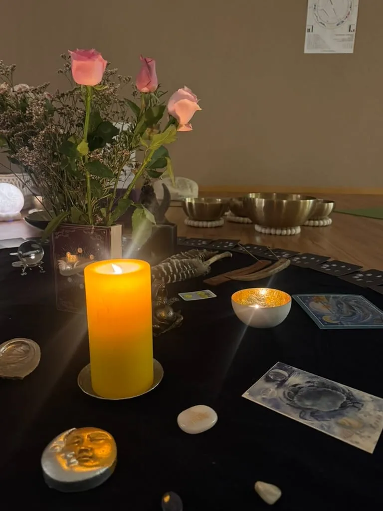 Gedeckter Tisch mit Kerze, Rosen und Karten am Vollmond-Abend